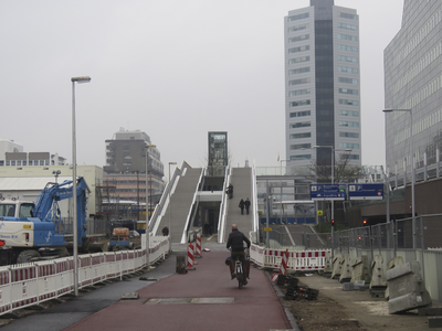 907510 Gezicht op de op 16 december 2026 geopende Moreelsebrug voor voetgangers en fietsers, over het ...